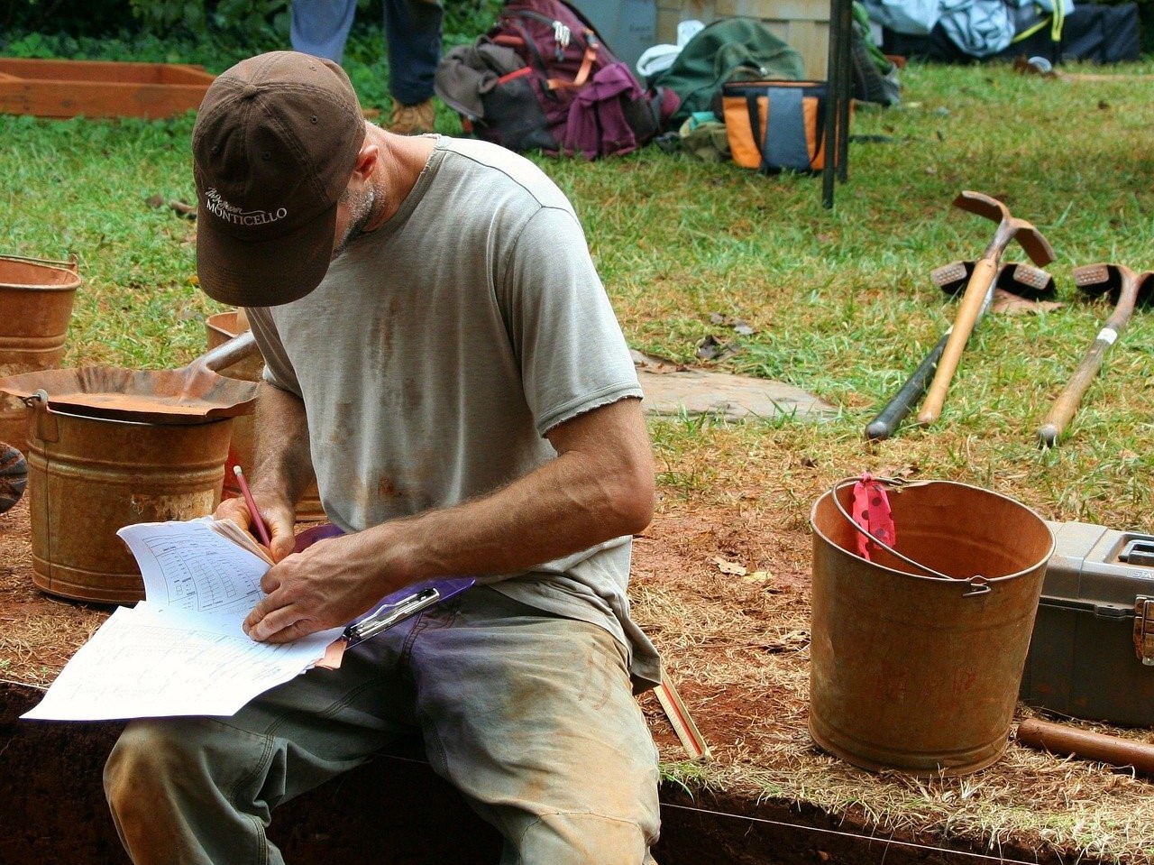 archeolog archeologia wykopaliska - Pixabay