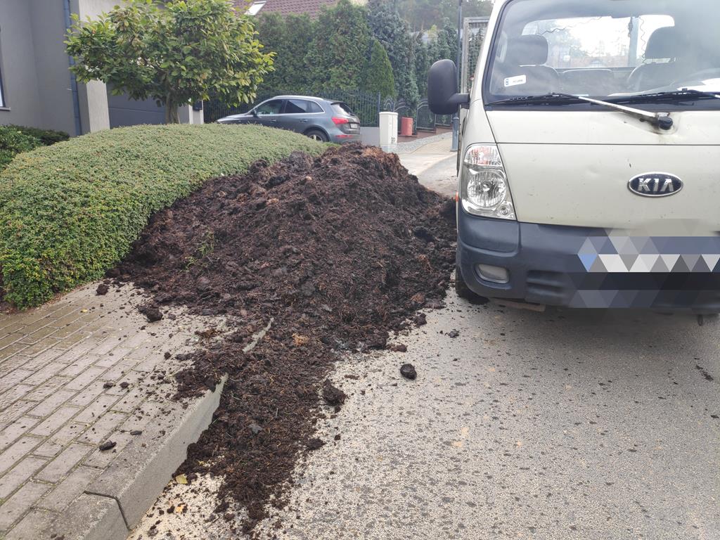 Obornik rozsypany przed domek poseł KO Marii Małgorzaty Janyski - Przemysław Stochaj