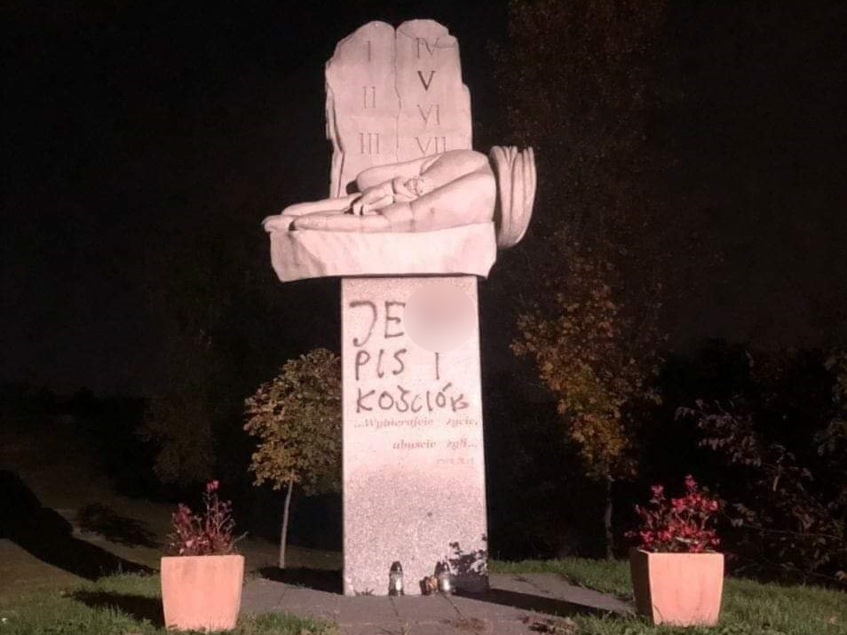 Zniszczony pomnik w Lasku Papieskim w Luboniu - Facebook