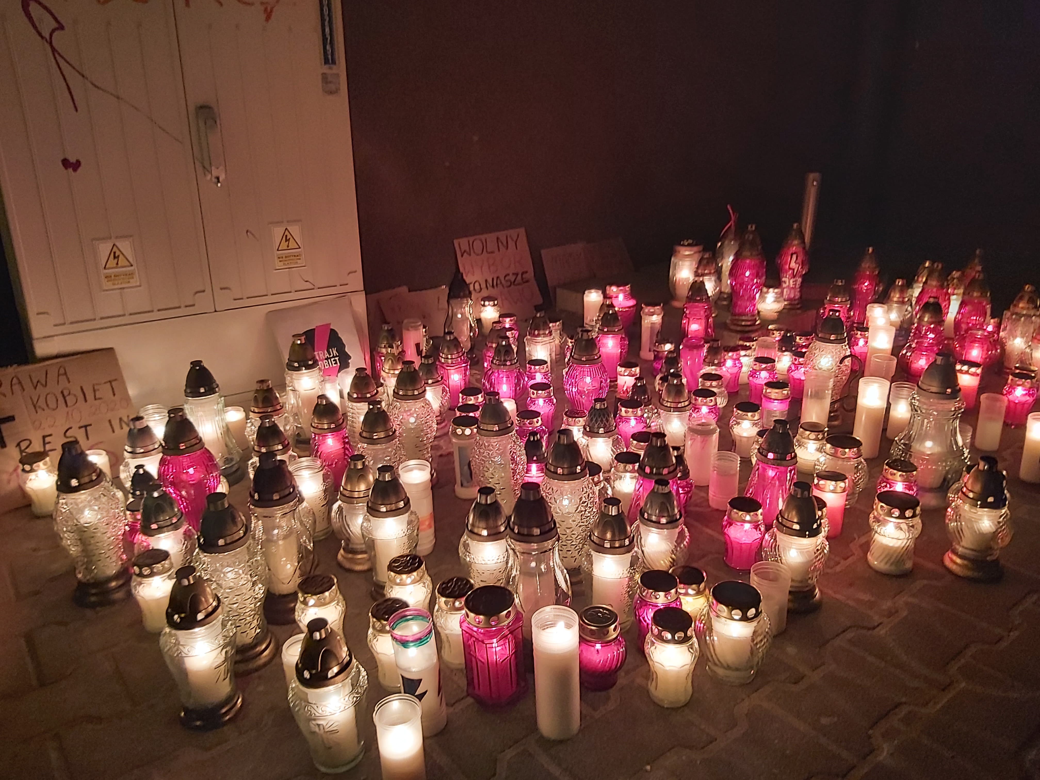 protest znicze pod biurem pis - Krzysztof Polasik