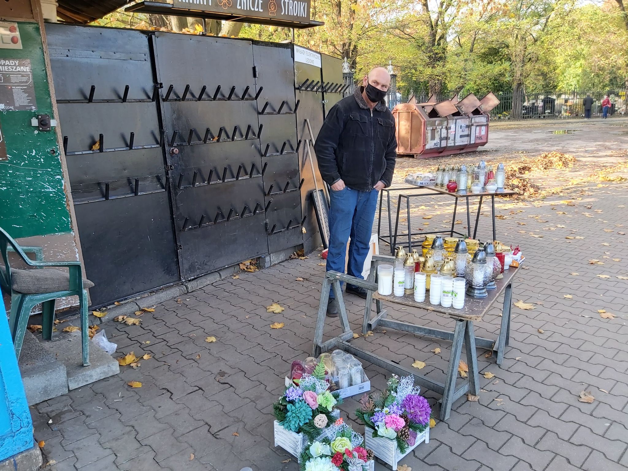 sprzedający znicze - Krzysztof Polasik