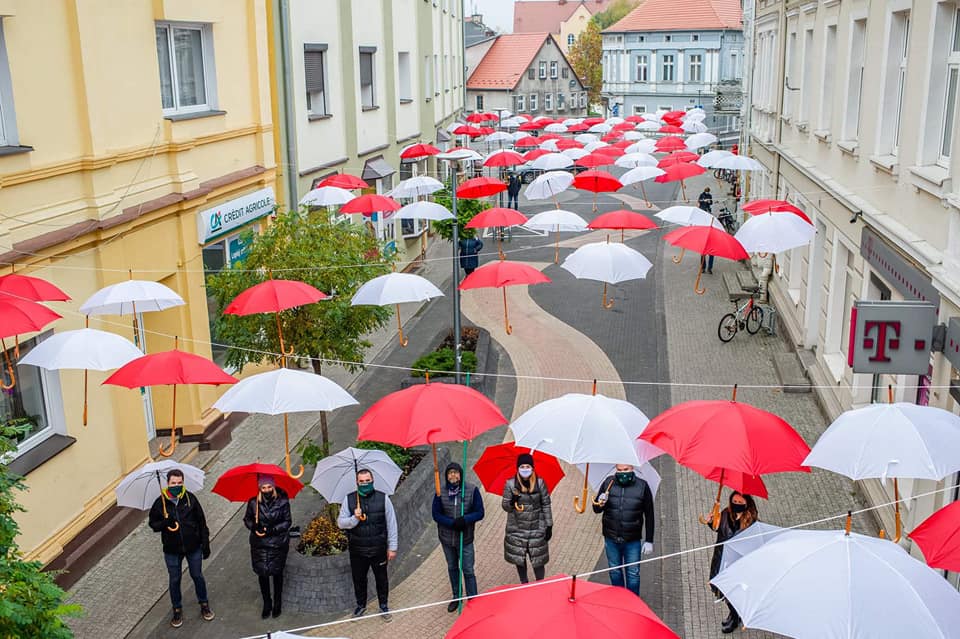  parasolkowa "Alejka Niepodległości" - FB: Biblioteka Publiczna i Centrum Kultury im. K. Iłłakowiczówny w Trzciance