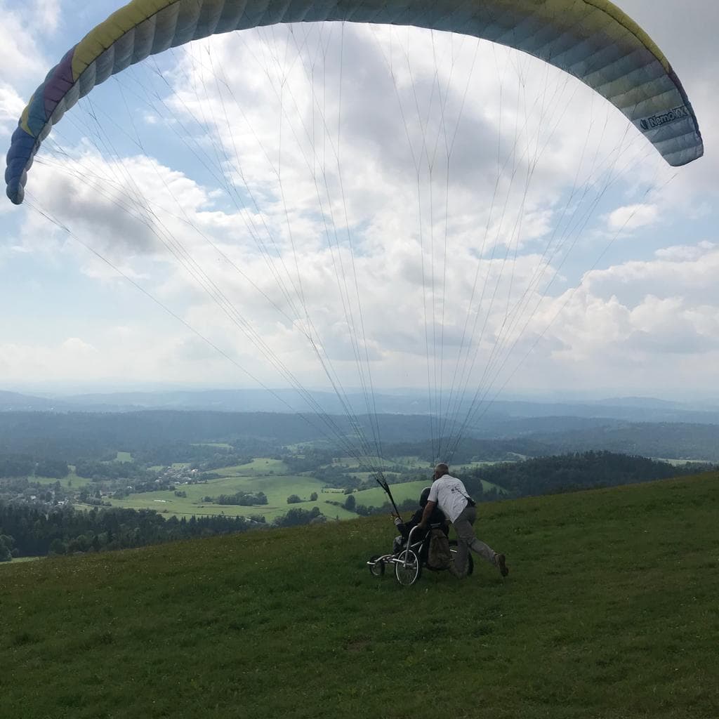 grzegorz kołodiejczyk fundacja rozwiń skrzydła - mat. prasowy fundacji "Podaj Dalej"