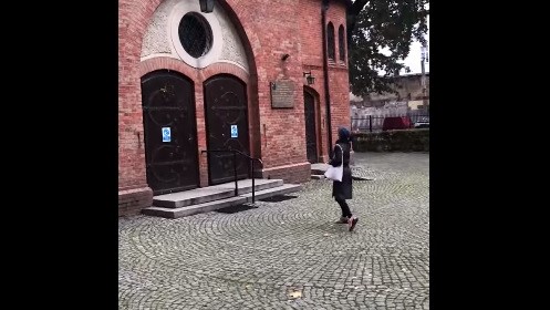 Wicedyrektorka Galerii Arsenał obrzuciła jajami drzwi kościoła - FB: Nie Zofia Nierodzińska