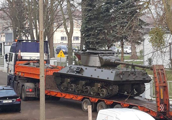 wóz pancerny Muzeum Broni Pancernej w Poznaniu - MotoSygnały