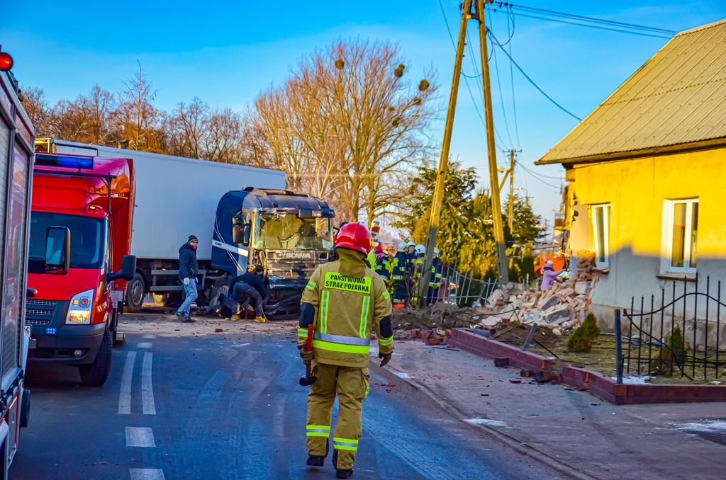 fabianowo ciężarówka wjechala w dom - Jarocin112