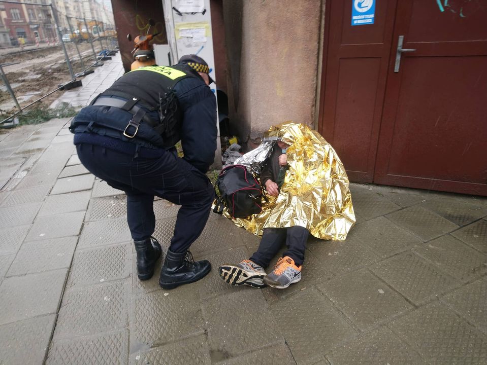 zziębnięty stał na środku skrzyżowania - Straż Miejska Miasta Poznania