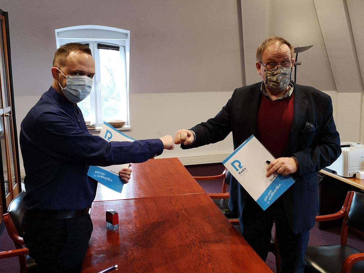 podpisanie umowy radio poznań maciej mazurek stowarzyszenie kibiców kolejorz marcin kawka - Dawid Cytrowski - Radio Poznań