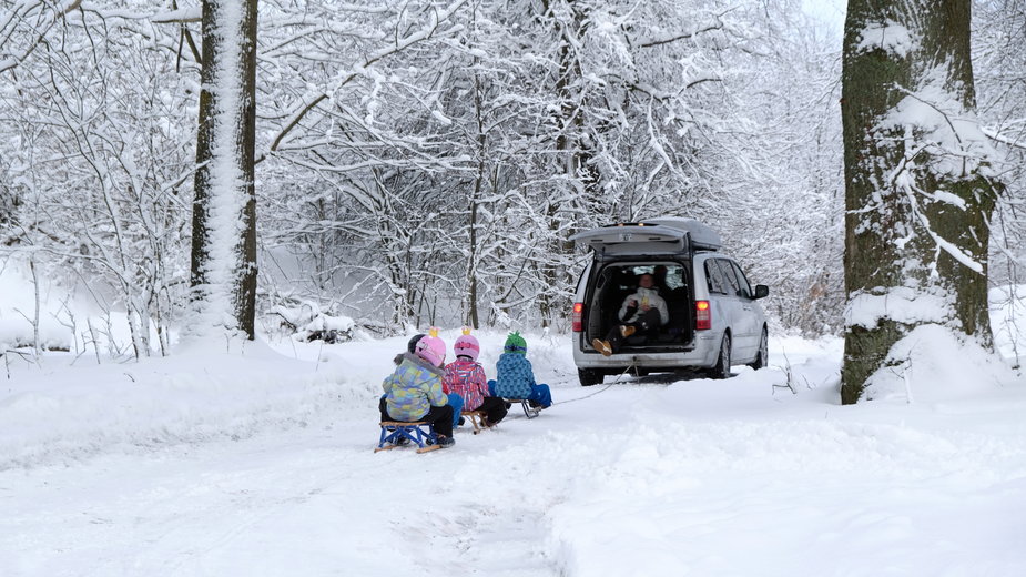 kulig za samochodem - Shutterstock