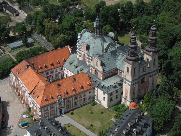 klasztor w lądzie - Zbigniew Tomczak - Archiwum WSD w Lądzie, CC BY-SA 3.0, https://commons.wikimedia.org/w/index.php?curid=5106435
