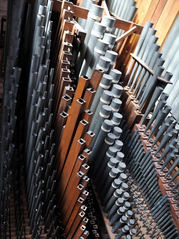 wnętrze szafy organowej