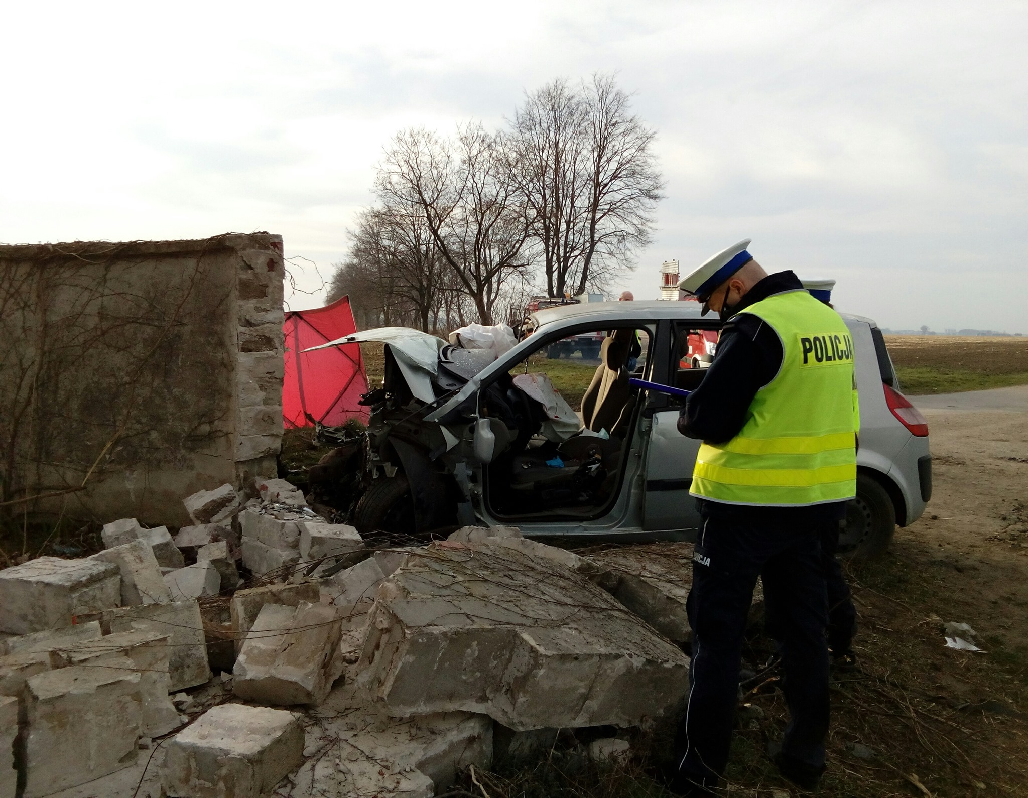 śrem auto uderzyło w mur Marianowo i Grabianowo  - KPP Śrem