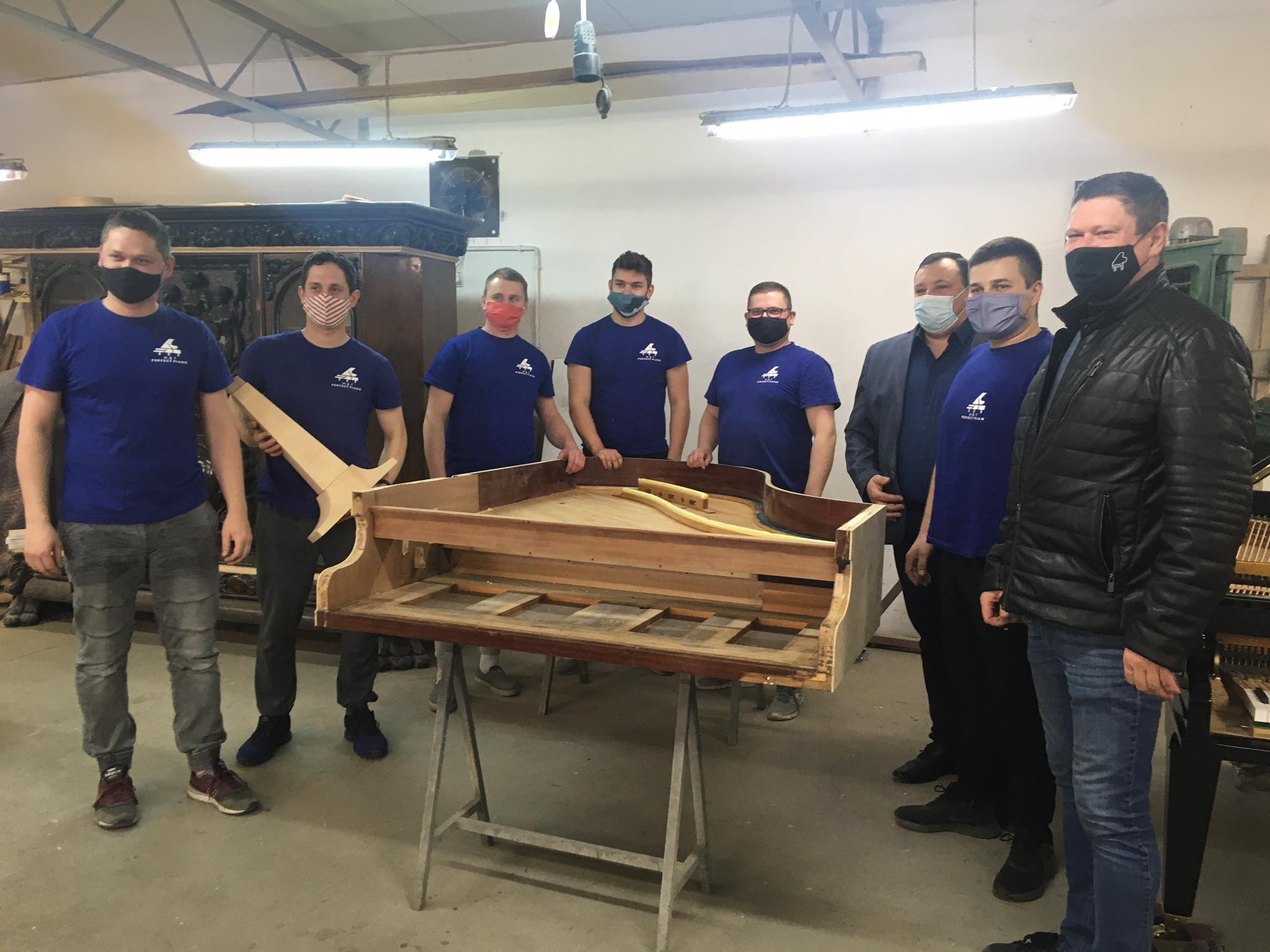 strażacy remontują fortepian - Danuta Synkiewicz