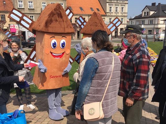 rozdawanie flag śmigiel - Jacek Marciniak
