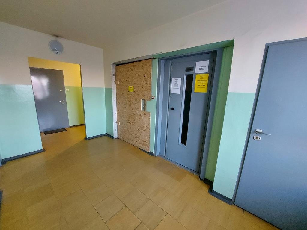 uszkodzona winda ulica falista  - Wojtek Wardejn