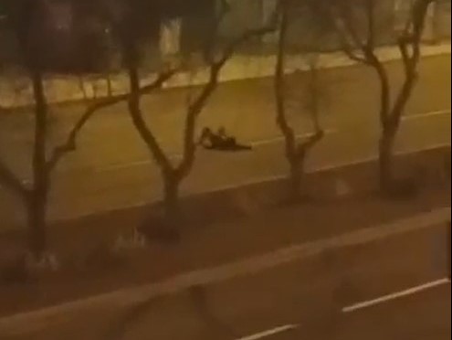 nastolatki kłady się na ulicy piła - fragment filmu/źródło internet