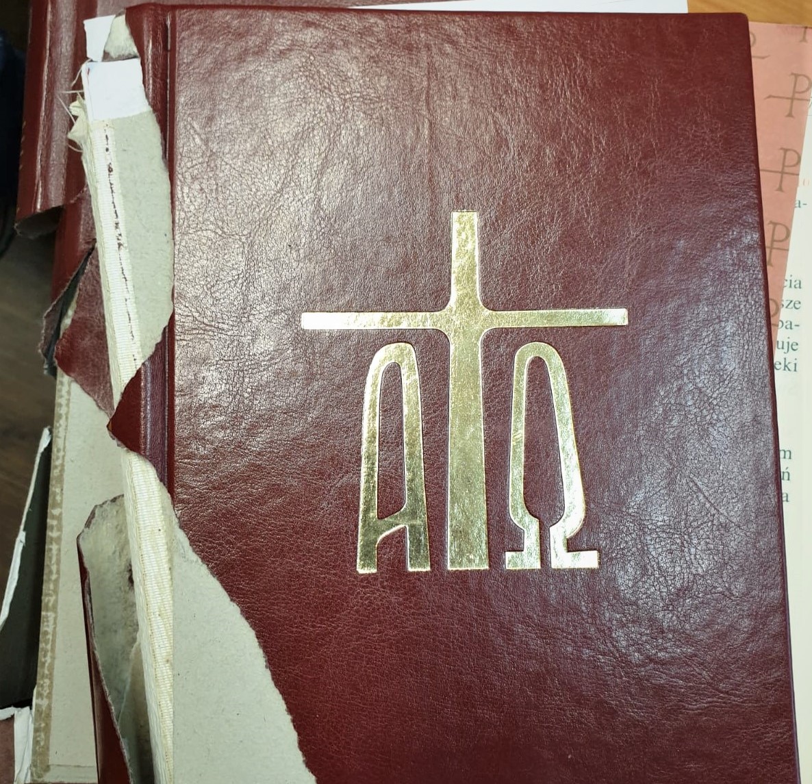 księga liturgiczna zniszczona  - KPP Szamotuły