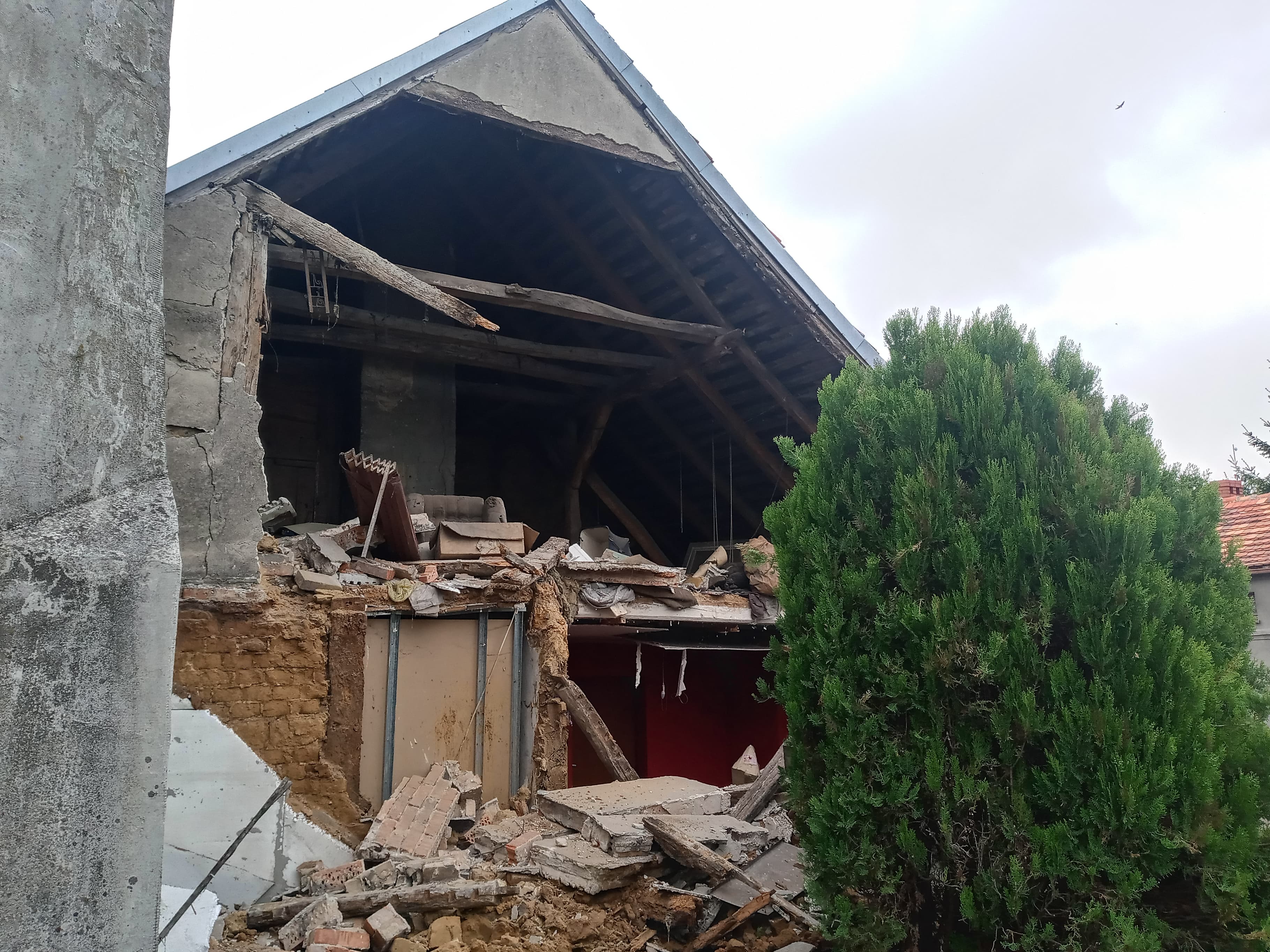 runęła ściana domu buk - Słuchacz 