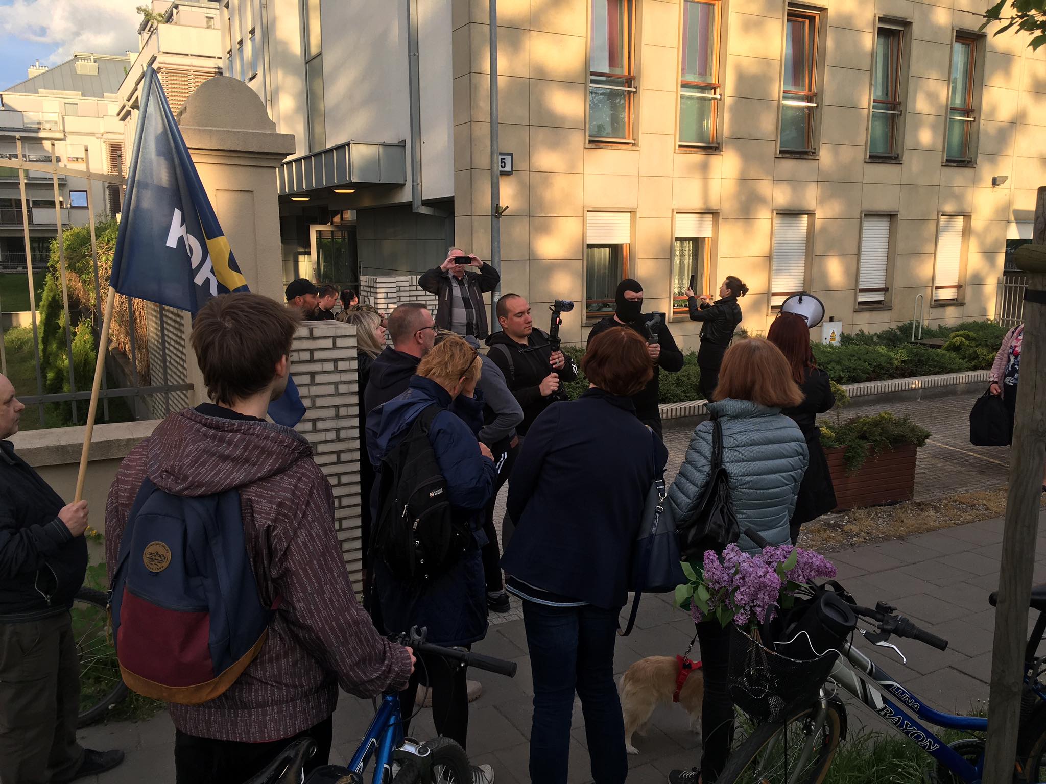 Antyszczepionkowcy manifestowali pod domem prezydenta Poznania  - Jacek Butlewski