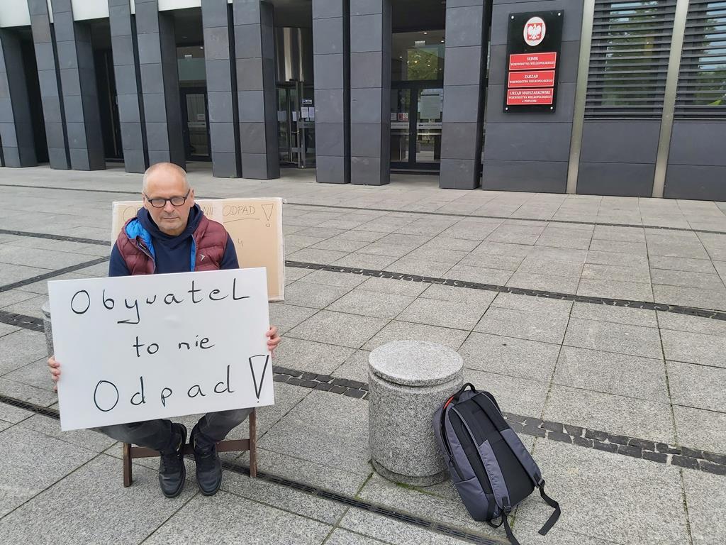 protestuje pod urzędem marszałkowskim Sławomir Wiśniewski z Fundacji Chrońmy Puszczę Zielonkę - Krzysztof Polasik