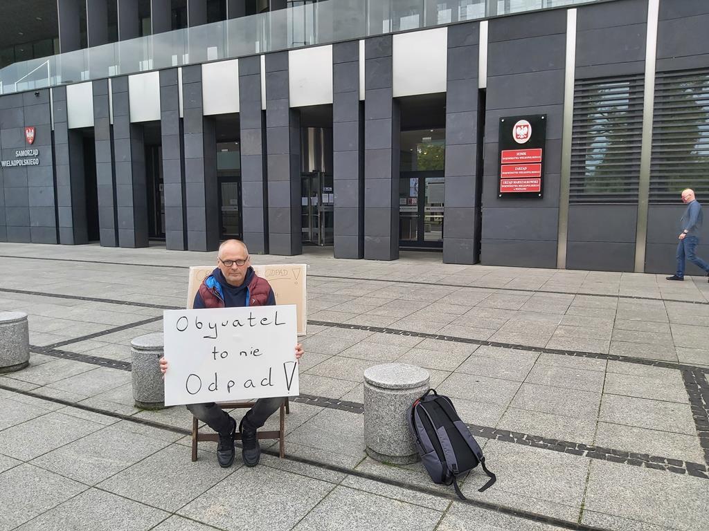 protestujący mieszkaniec bednar w sprawie żwirowni  - Krzysztof Polasik