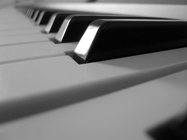 Klawisze fortepianu - Fire Bird Flame - CC Flickr.com