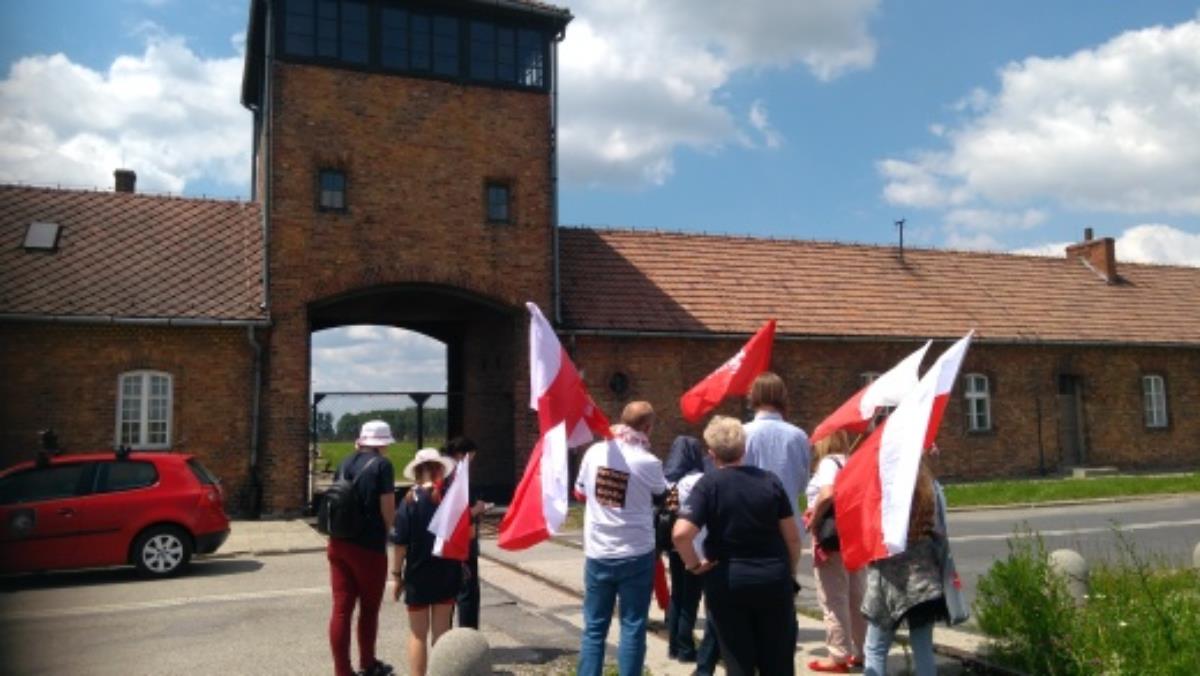 auschwitz flaga Stowarzyszenie Rodzin Polskich Ofiar Obozów Koncentracyjnych - Stowarzyszenie Rodzin Polskich Ofiar Obozów Koncentracyjnych