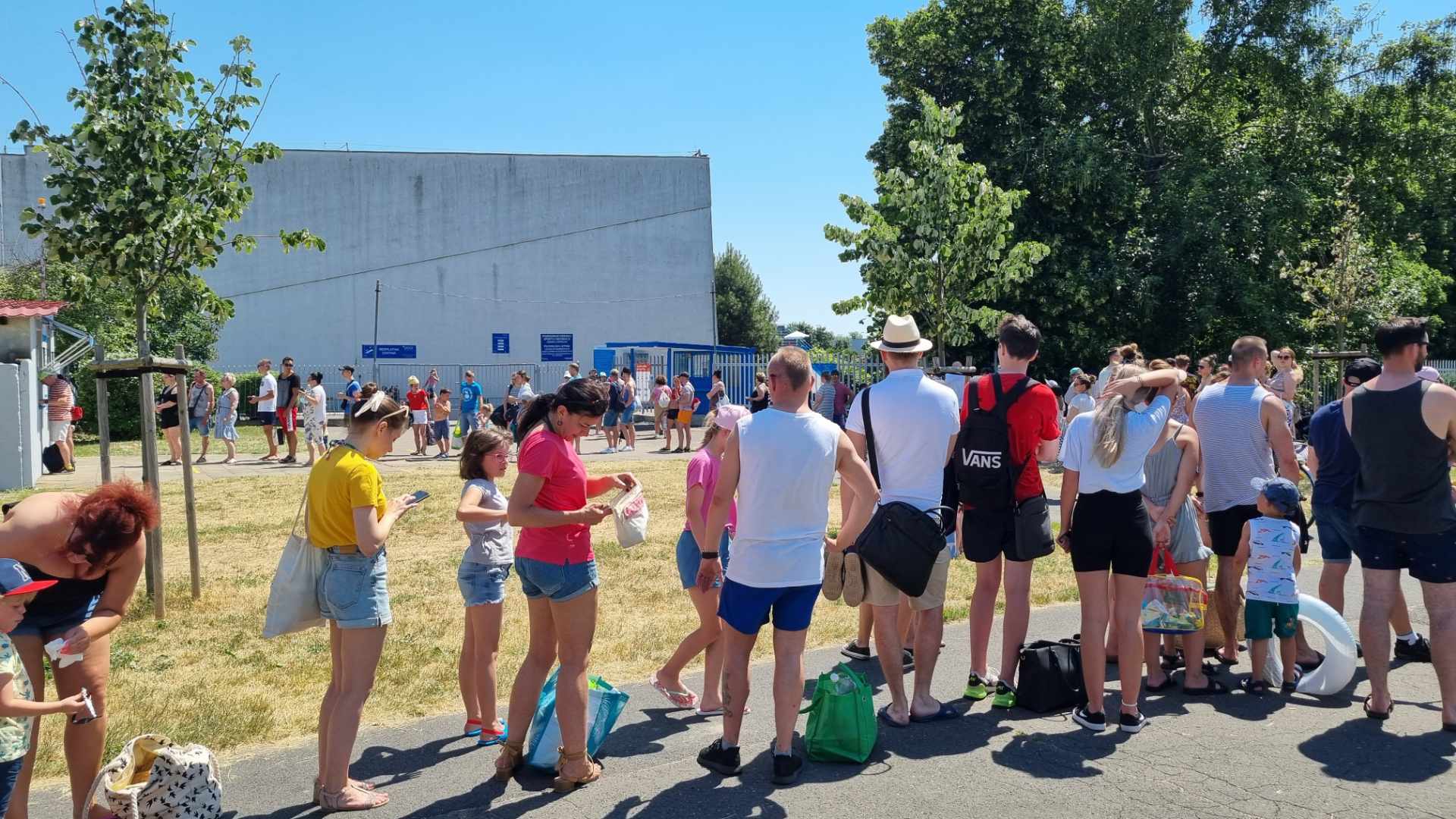 tłumy przed chwiałką chwiałka pływalnia - Magdalena Konieczna 