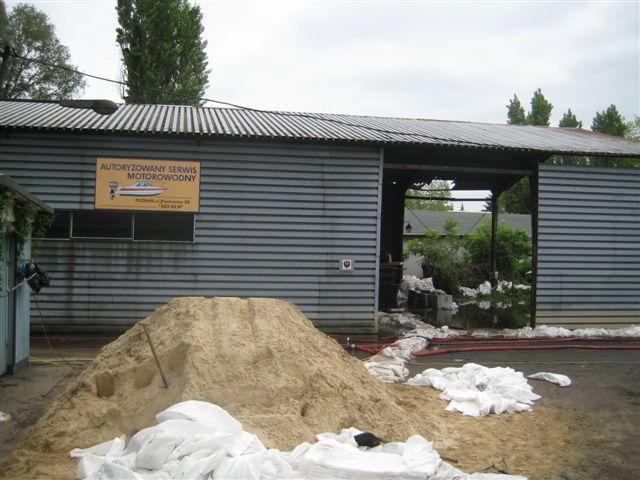 Klub wioślarski walczy z powodzią 20100531 (2) - Magdalena Konieczna