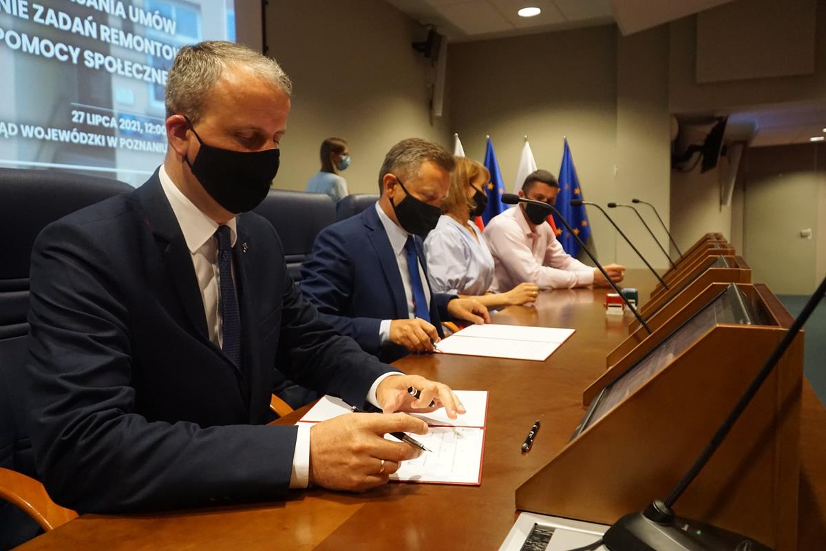 michał zieliński wojewoda dps wsparcie podpisanie umowy - WUW