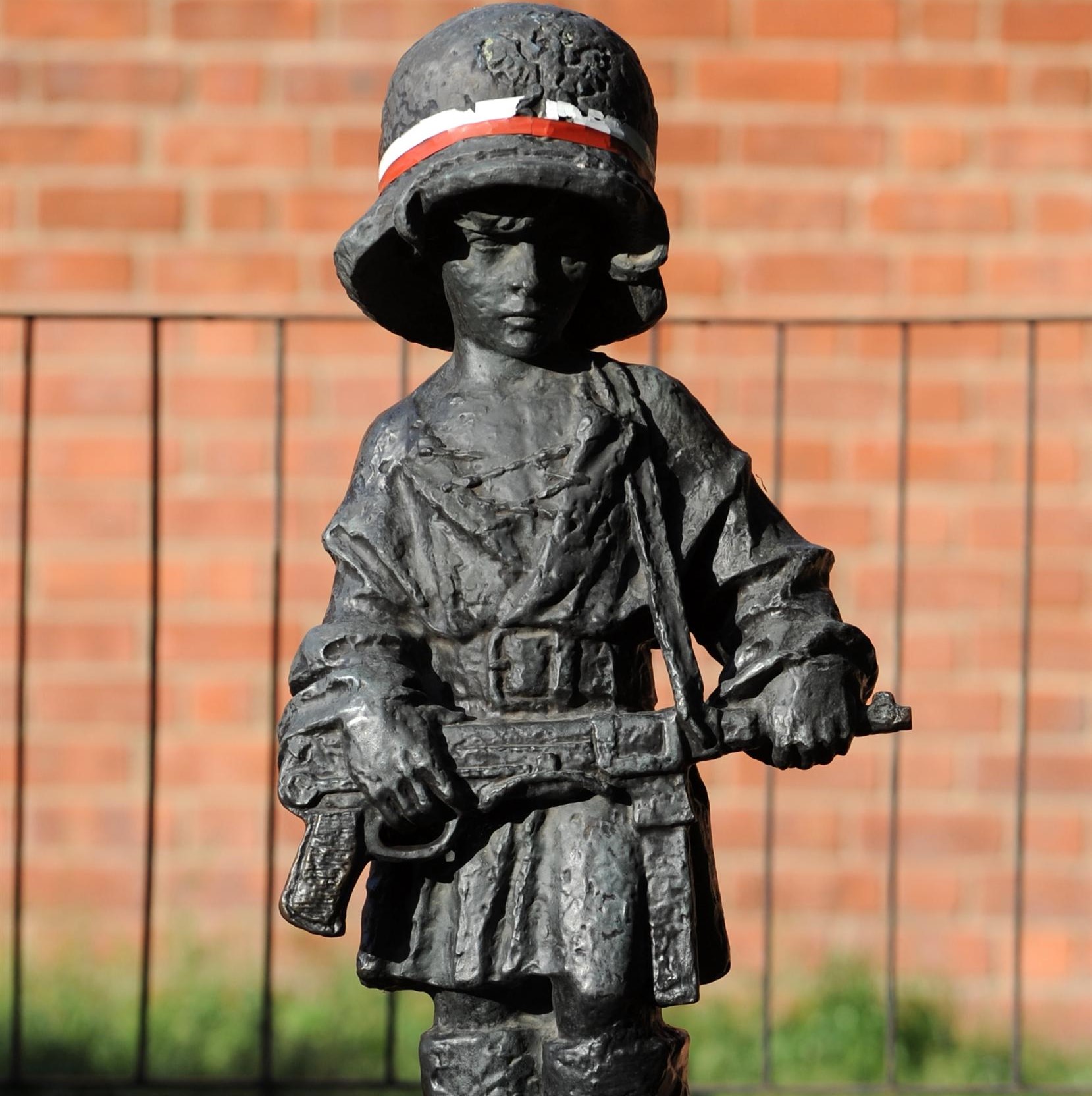 Pomnik Małego Powstańca  - Cezary Piwowarski - Wikipedia 