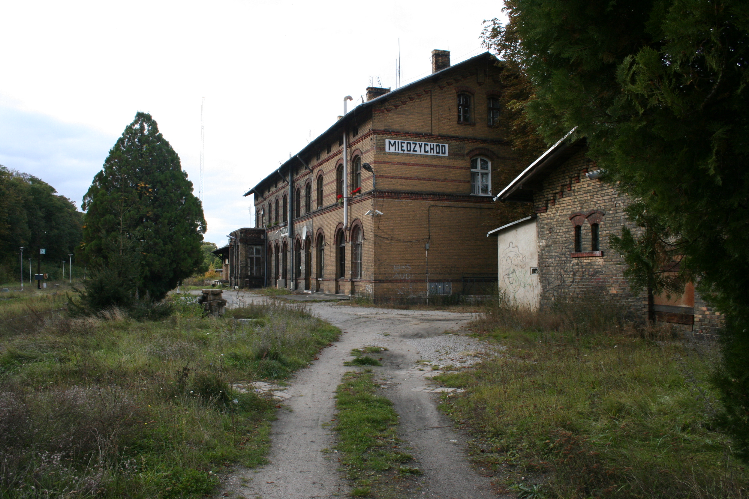 dworzec pkp międzychód  - Olympic1981 - Wikipedia 