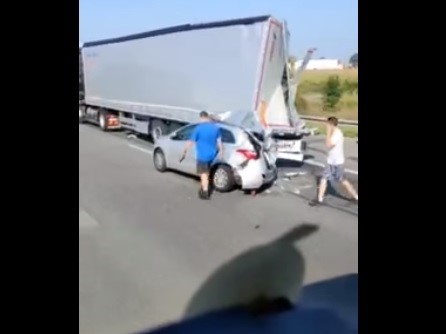 wypadek a2 zmiażdżona osobówka  - MotoSygnały/Krzysztof