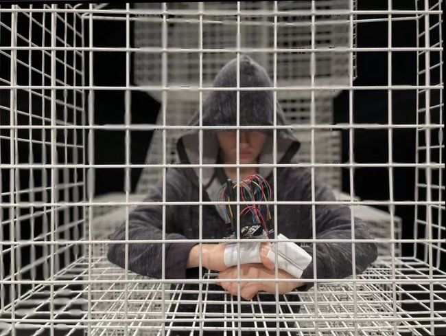 cyber cyrano chłopak w klatce - www.leszno.pl