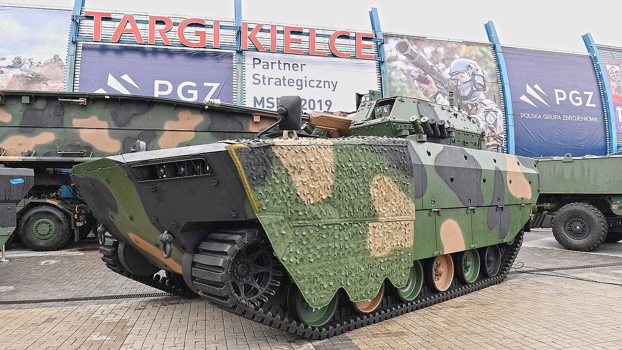 wóz bojowy borsuk - Autorstwa Ministerstwo Obrony Narodowej - https://www.gov.pl/web/obrona-narodowa/silny-przemysl-zbrojeniowy-to-silne-wojsko-polskie, CC BY 3.0 pl, https://commons.wikimedia.org/w/index.php?curid=98612436