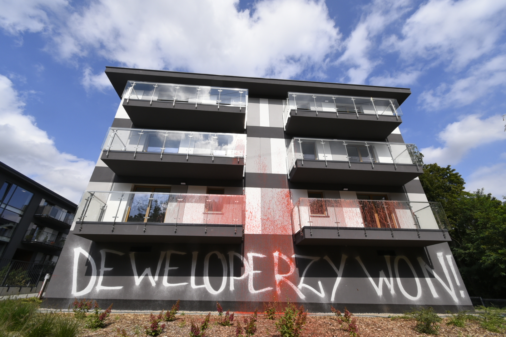 pomalowany blok deweloper farba rozbrat - Wojtek Wardejn - Radio Poznań