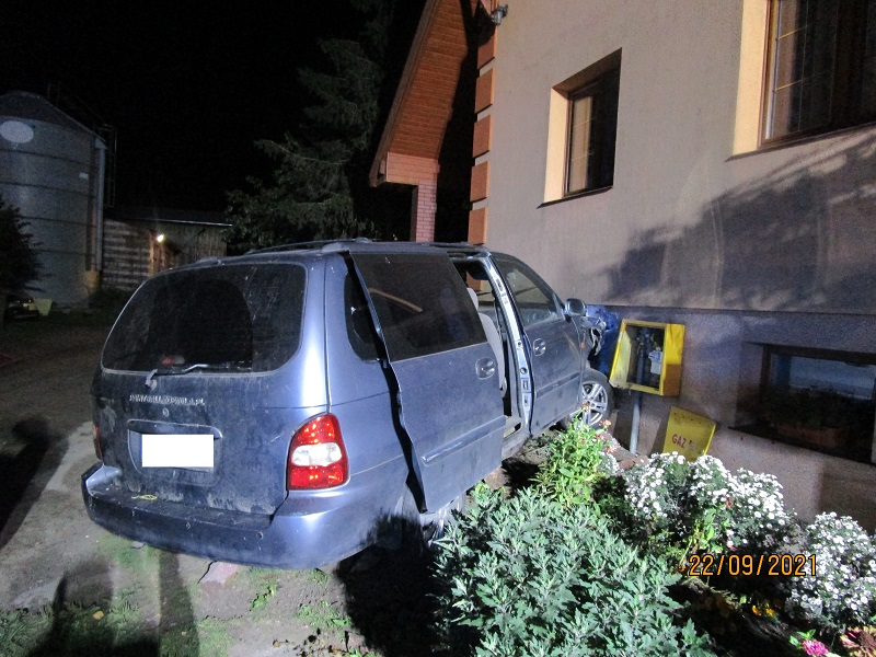 wjechała w ogrodzenie pijana dziekanowice  - KPP Gniezno