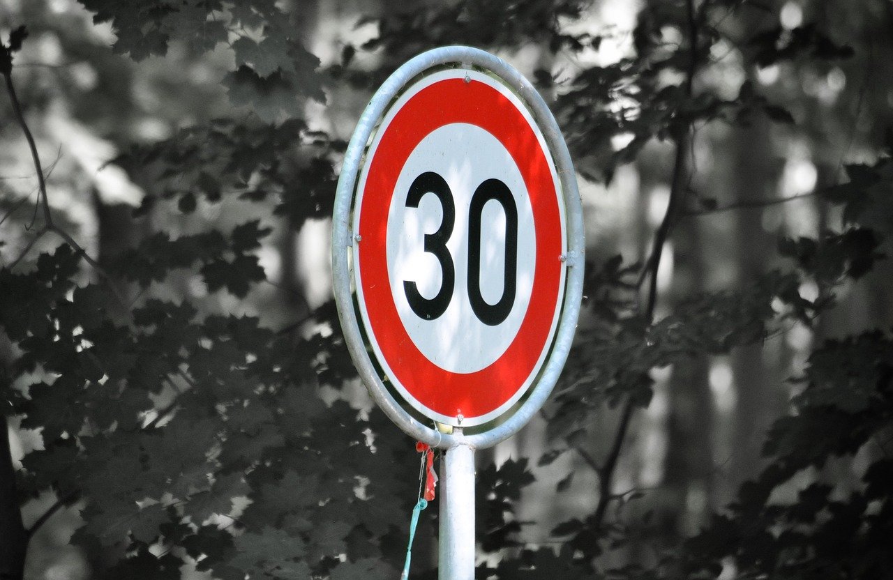 ograniczenie prędkości 30 km/h - Pixabay