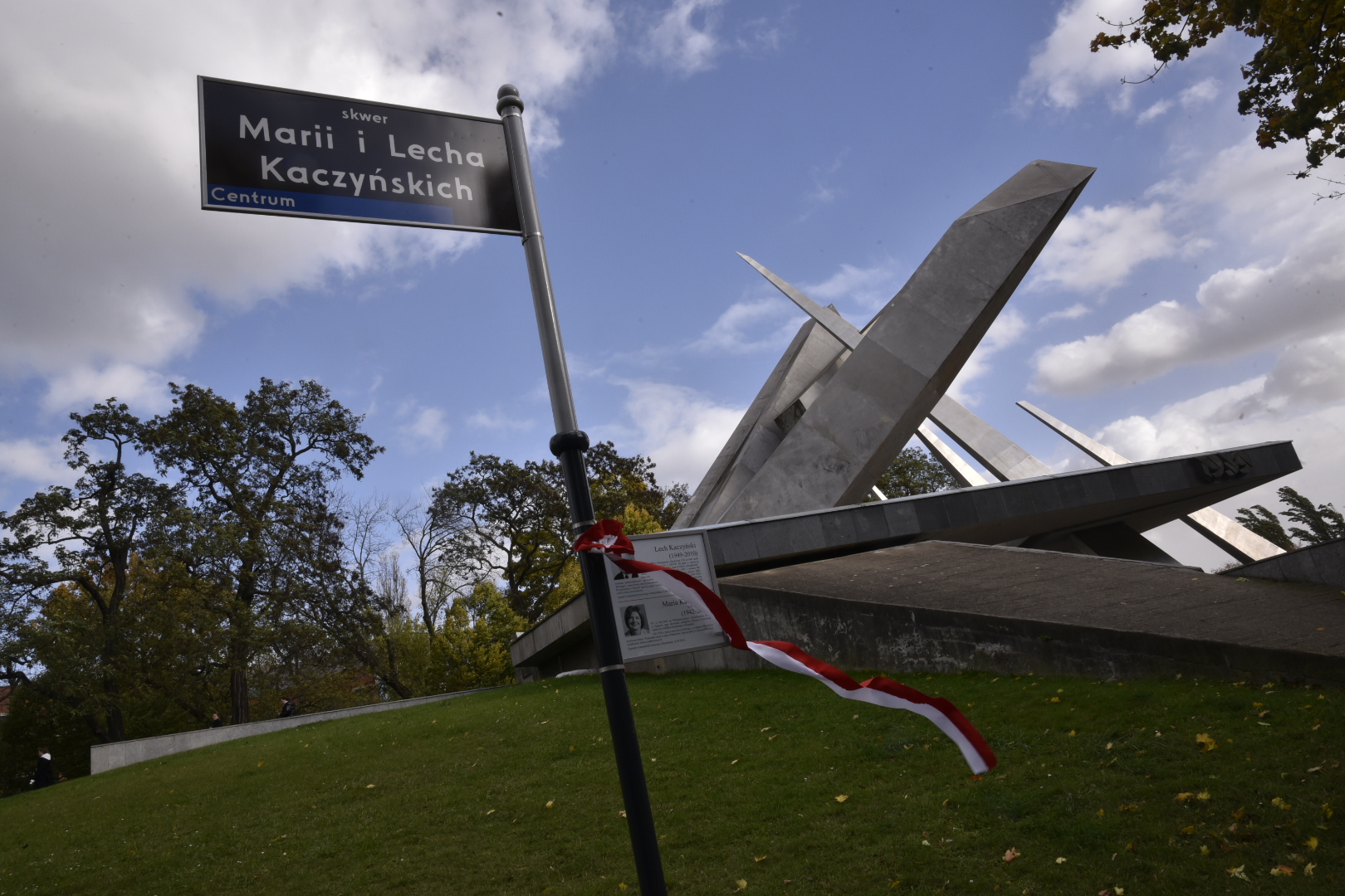 skwer kaczyńskich skwer marii i lecha kaczyńskich - Wojtek Wardejn - Radio Poznań