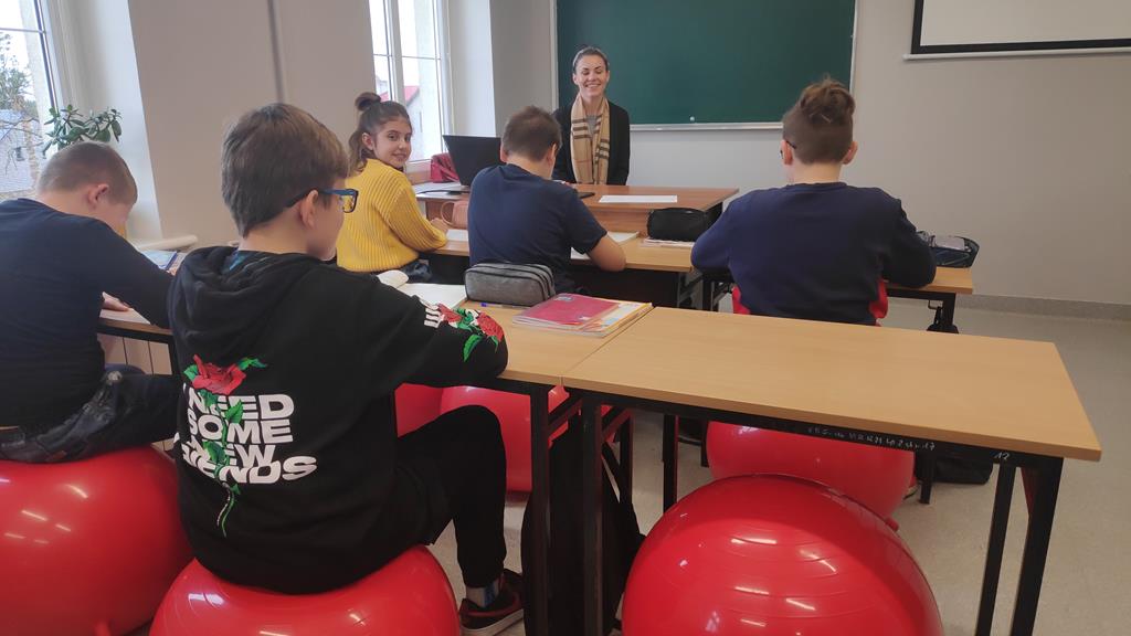 uczniowie siedzą na piłkach gulcz - Przemysław Stochaj