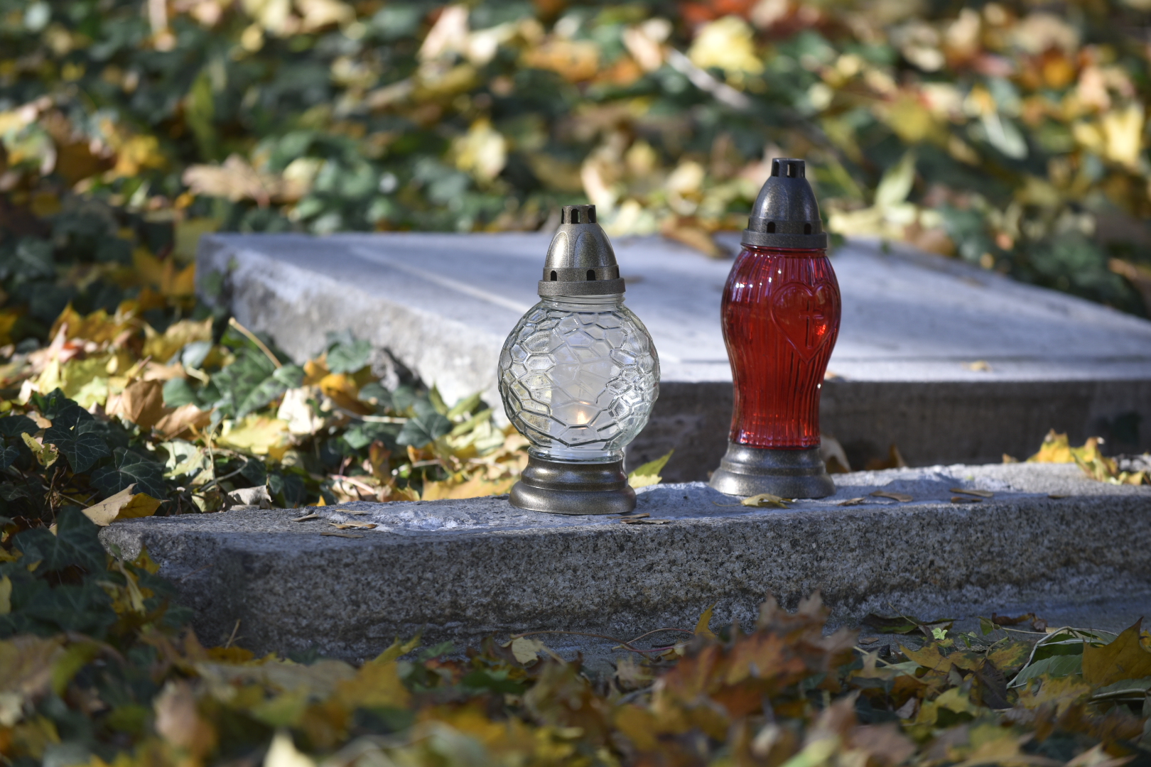 znicz cmentarz święto zmarłych wszystkich świętych znicze pogrzeb grób groby zaduszki dzień zaduszny - Wojtek Wardejn - Radio Poznań