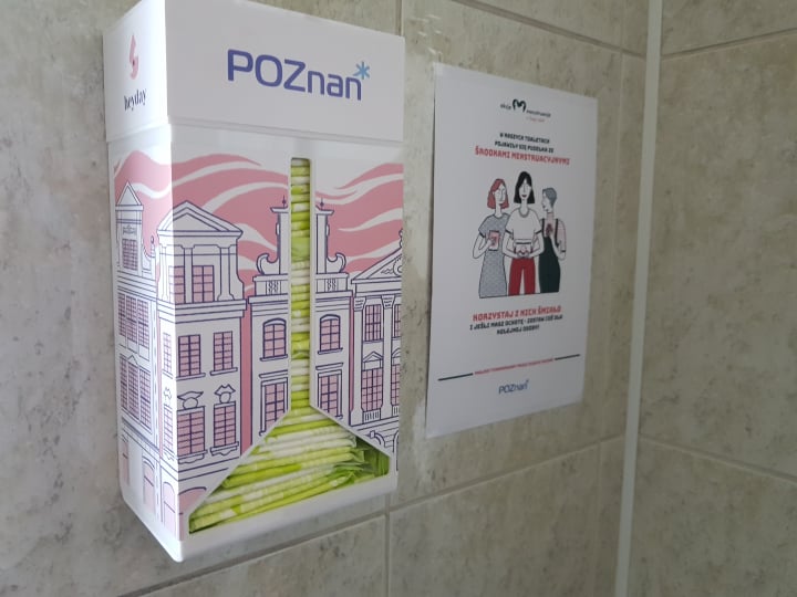 skrzynka pomoc menstruacyjna szkoła  - Hubert Jach