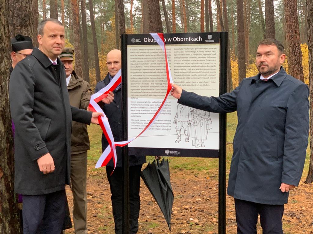 lasy rożnowskie lasy rożnowickie upamiętnieni tablica  - Kacper Witt