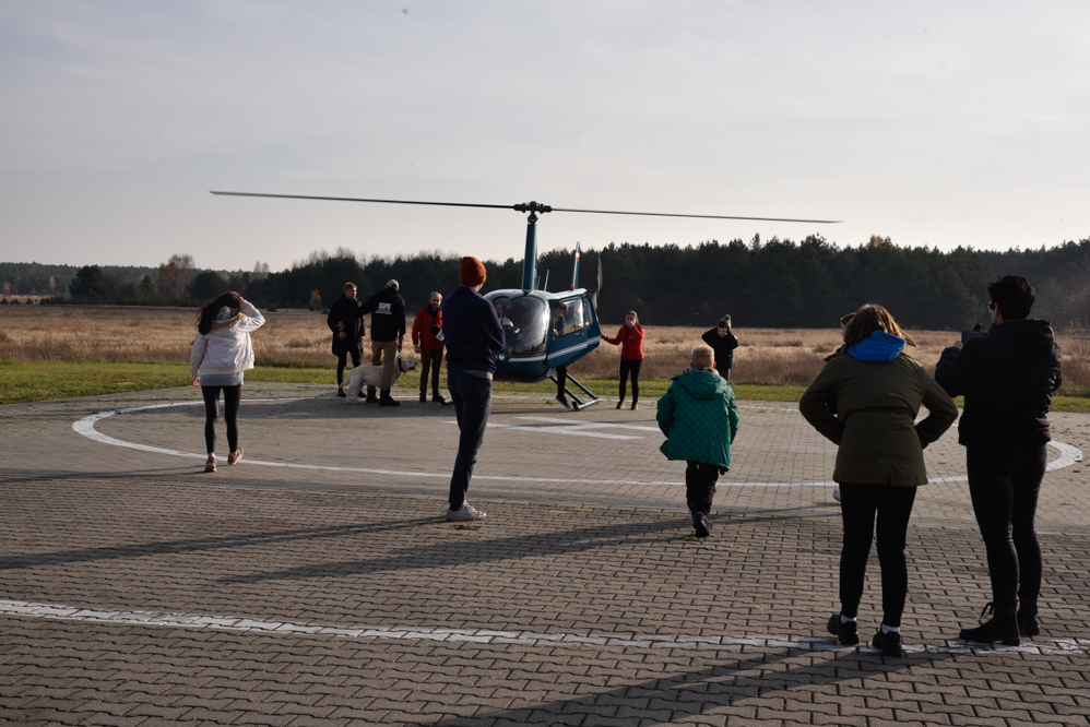 Poznańscy piloci zaprosili dzieci z domu dziecka na loty helikopterem - Wojtek Wardejn