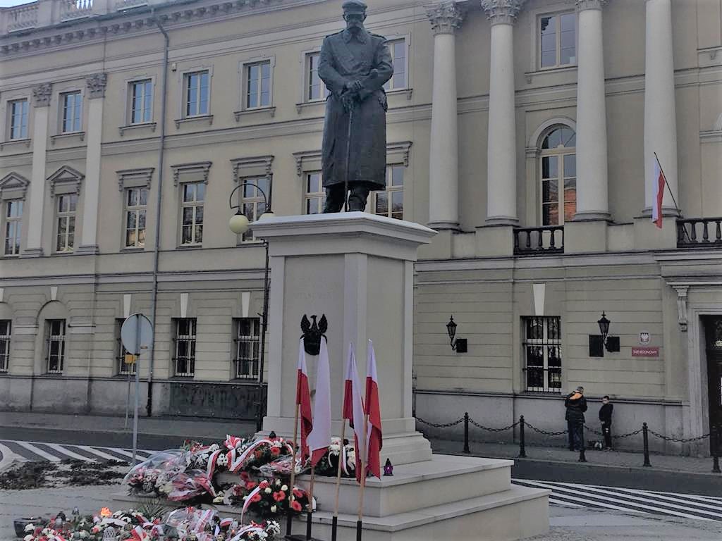 pomnik piłsudskiego kalisz 11 listopada  - Danuta Synkiewicz 