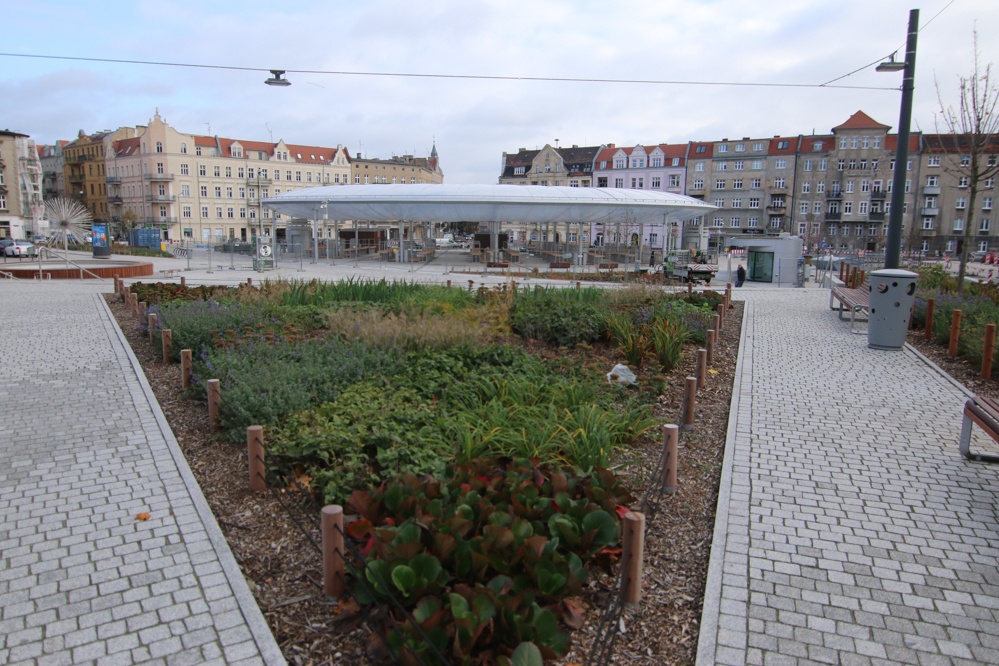 rynek łazarski po przebudowie i strefa parkowania - Leon Bielewicz 