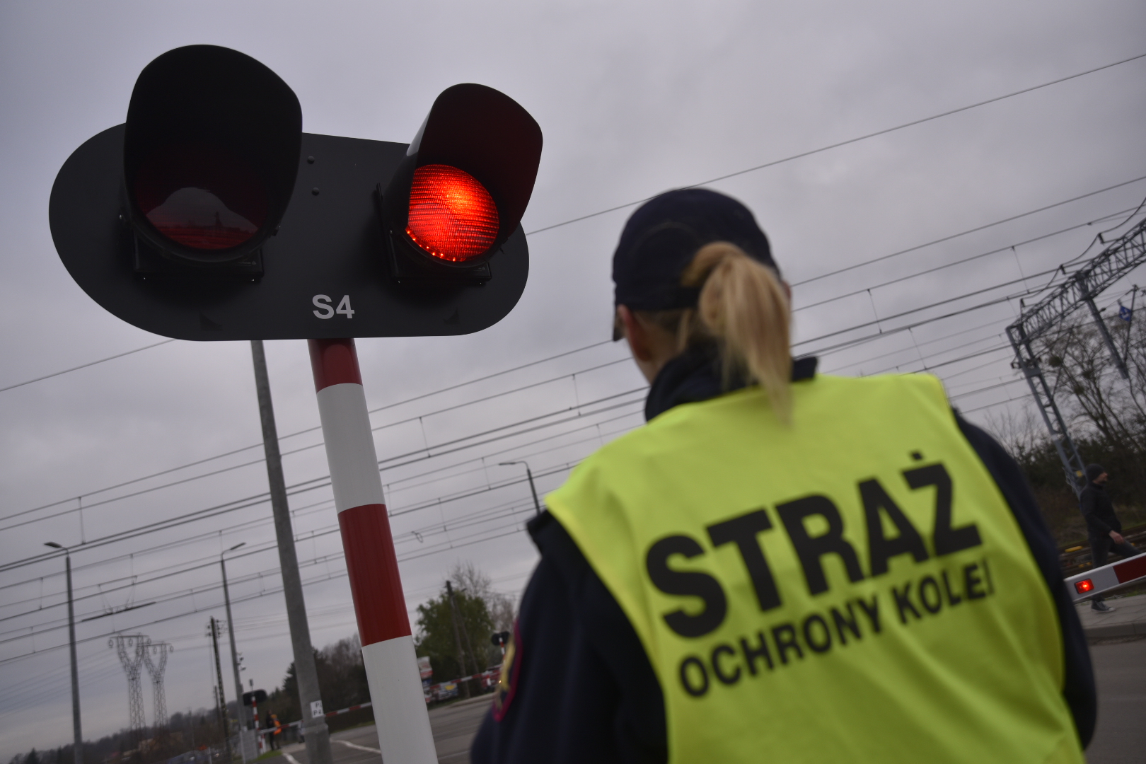 kolejowe kolej przejazd szlaban sygnalizator tory pociąg straż ochrony kolei - Wojtek Wardejn
