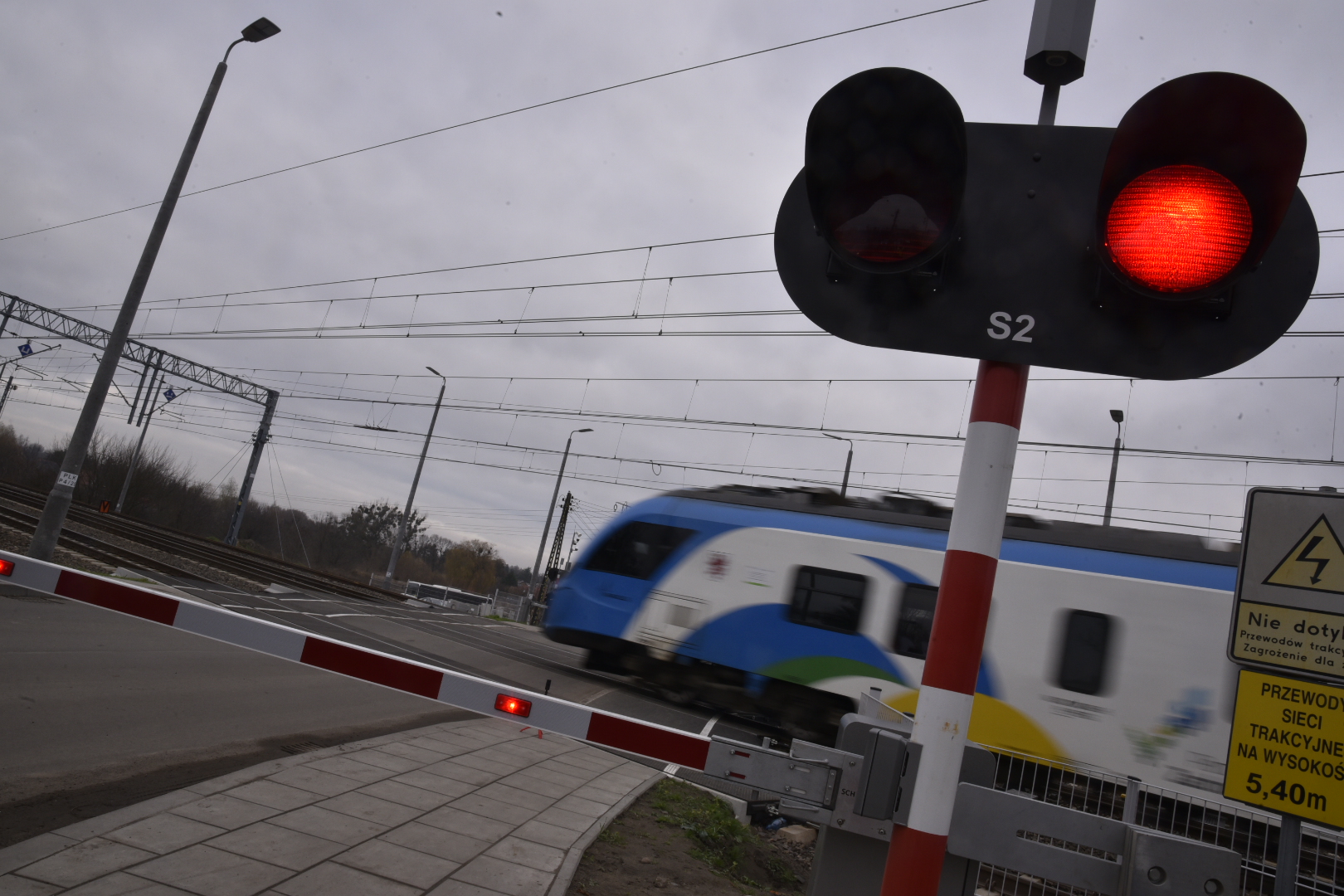 kolejowe kolej przejazd szlaban sygnalizator tory pociąg straż ochrony kolei - Wojtek Wardejn