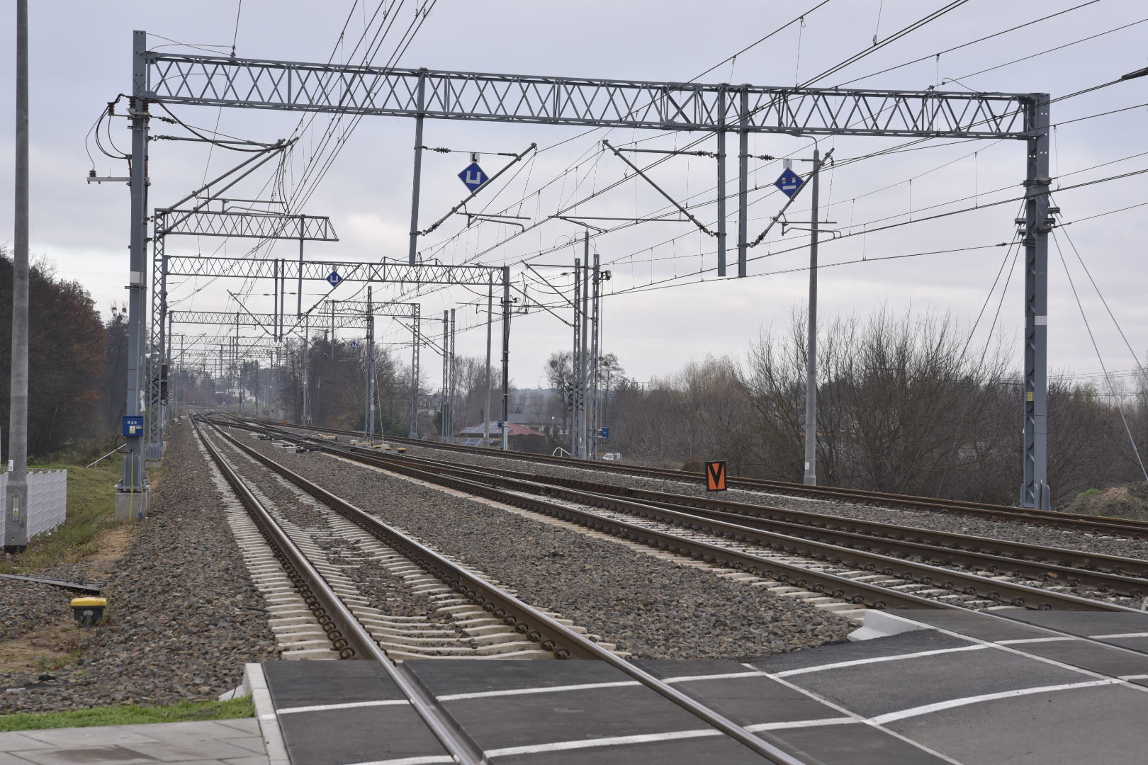 kolejowe kolej przejazd szlaban sygnalizator tory pociąg straż ochrony kolei - Wojtek Wardejn