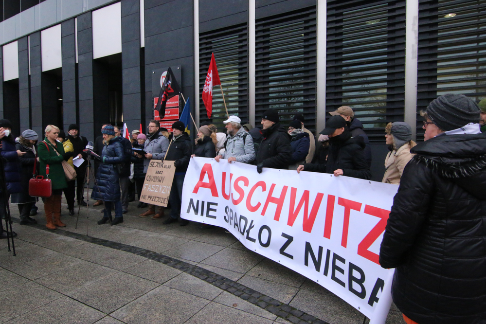 przymusowe szczepienia protest urząd marszałkowski - Leon Bielewicz - Radio Poznań